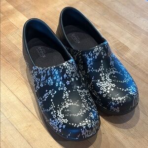 Crocs Dual Comfort Silver and Black floral and hearts clogs Women’s 7